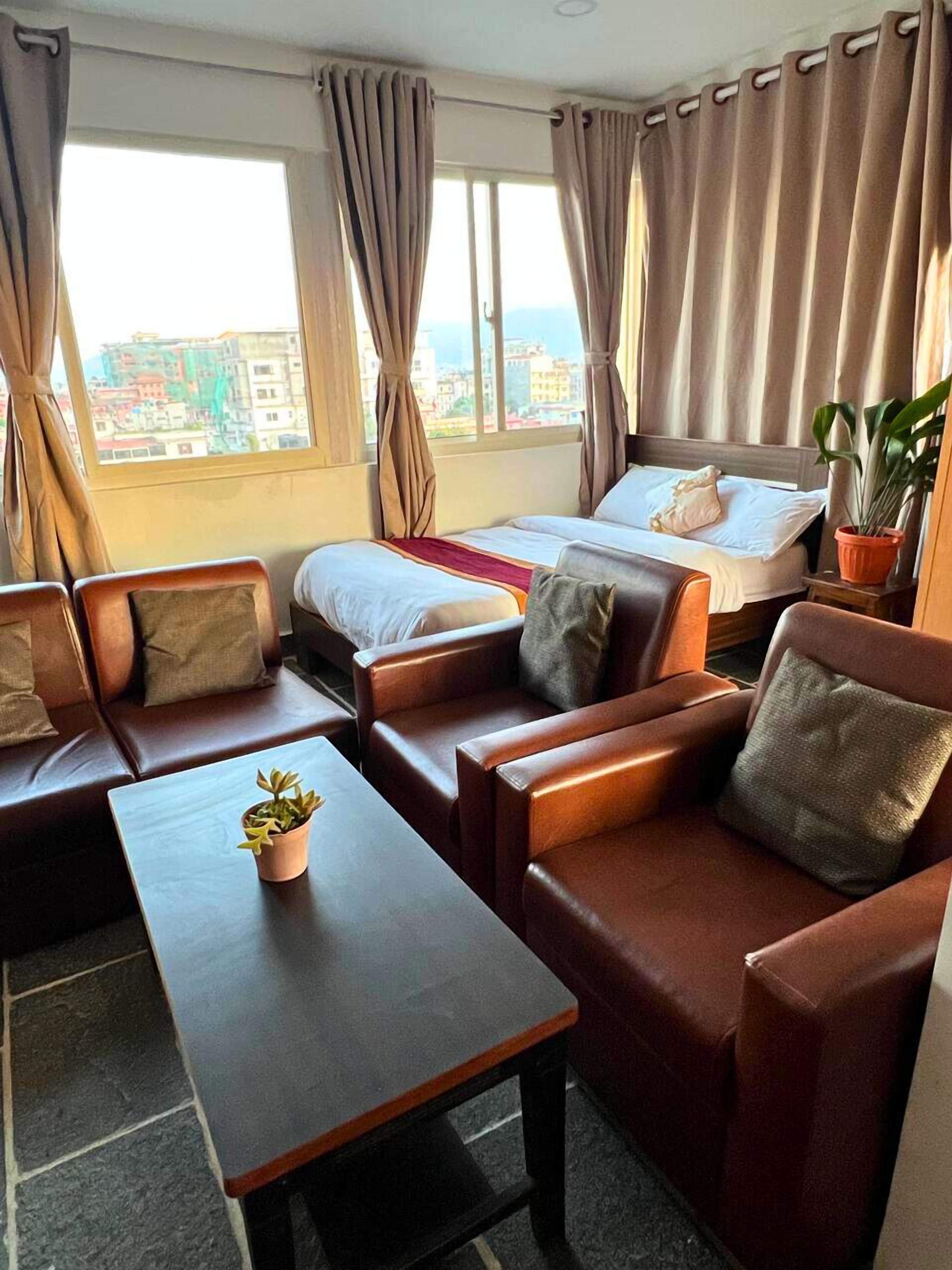 ميني بار وخزنة داخل الغرفة ومكتب ومساحة عمل للكمبيوتر المحمول