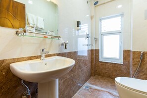Deluxe Room | Bathroom | Shower, rainfall showerhead, free toiletries, hair dryer
