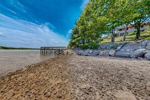 On the beach - Capeview Estate | House in Bourne with Water Views & Deck (Bourne)