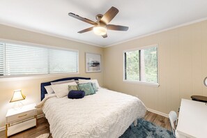 2 bedrooms, desk, WiFi, bed sheets