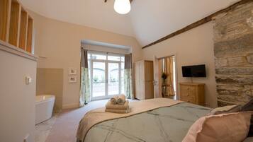 5 bedrooms, desk, iron/ironing board, free WiFi