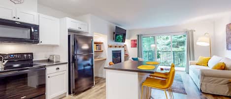 Frigorífico, microondas, horno y placa de cocina