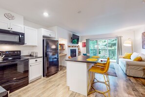 Fridge, microwave, oven, stovetop - Stylish ski-in/out condo with fireplace and resort pool access (Warren)