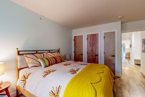 1 bedroom, iron/ironing board, internet, bed sheets - Stylish ski-in/out condo with fireplace and resort pool access (Warren)