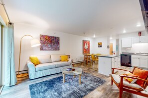 TV, fireplace - Stylish ski-in/out condo with fireplace and resort pool access (Warren)