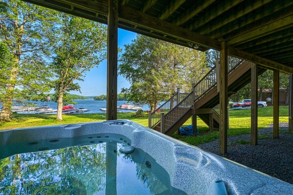 Outdoor spa tub