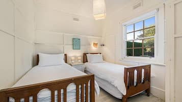 5 habitaciones, escritorio, tabla de planchar con plancha y wifi