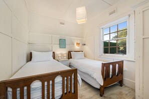 5 bedrooms, desk, iron/ironing board, WiFi
