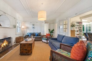 TV, fireplace, books - Portsea Family Comfort with an Easy Walk to the Beach and Village (Portsea)