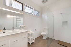 Shower, hair dryer, towels, soap - Portsea Family Comfort with an Easy Walk to the Beach and Village (Portsea)