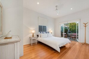 5 bedrooms, desk, iron/ironing board, WiFi - Portsea Family Comfort with an Easy Walk to the Beach and Village (Portsea)