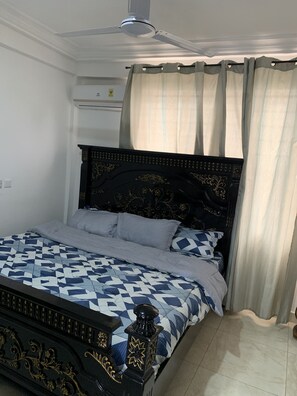 Apartemen Deluks | Dilengkapi dengan perabotan berbeda-beda dan meja kerja