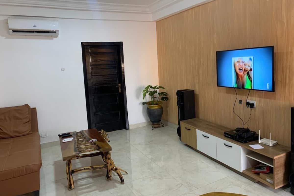 Deluxe Apartment | Living area | Flat-screen TV
