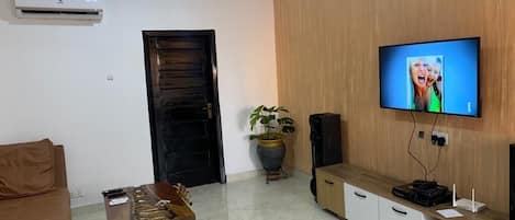 Appartamento Deluxe | Area soggiorno | TV a schermo piatto