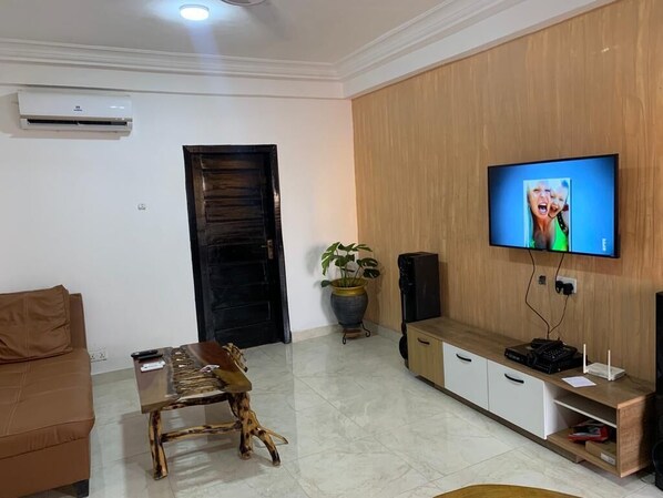 Apartemen Deluks | Area keluarga | TV layar datar