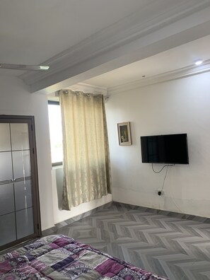 Muebles diferentes, escritorio, espacio para trabajar con laptop y wifi 