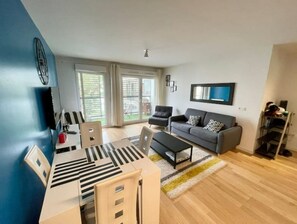 Smart TV, lettore DVD, libri, impianto stereo