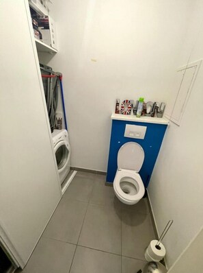 Asciugacapelli, asciugamani, sapone, carta igienica