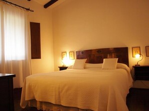 4 Schlafzimmer, Schreibtisch, Bügeleisen/Bügelbrett, WLAN