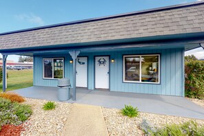 Exterior - The Lamplighter Inn - Unit 116 & 117 | Motel in downtown Bandon (Bandon)