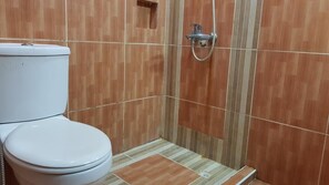 Banheira, banheira de imersão, secador de cabelo, toalhas de banho