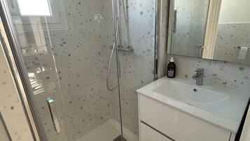 Douche, sĂšche-cheveux, savon, papier toilette