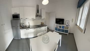 Kühlschrank, Mikrowelle, Wasserkocher mit Kaffee-/Teezubehör