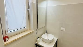 Dusche, Haartrockner, Bidet, Handtücher