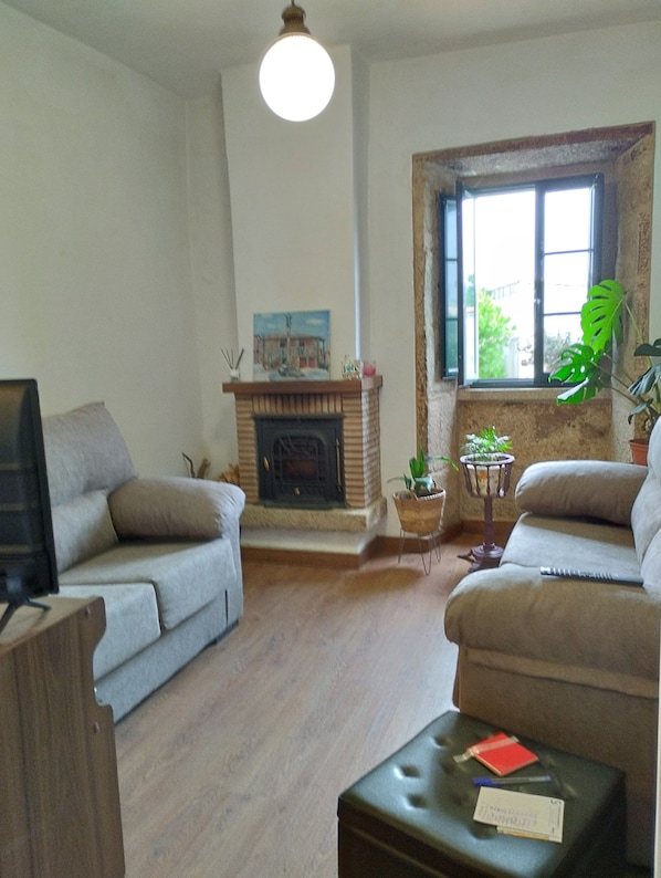 Smart TV, fireplace