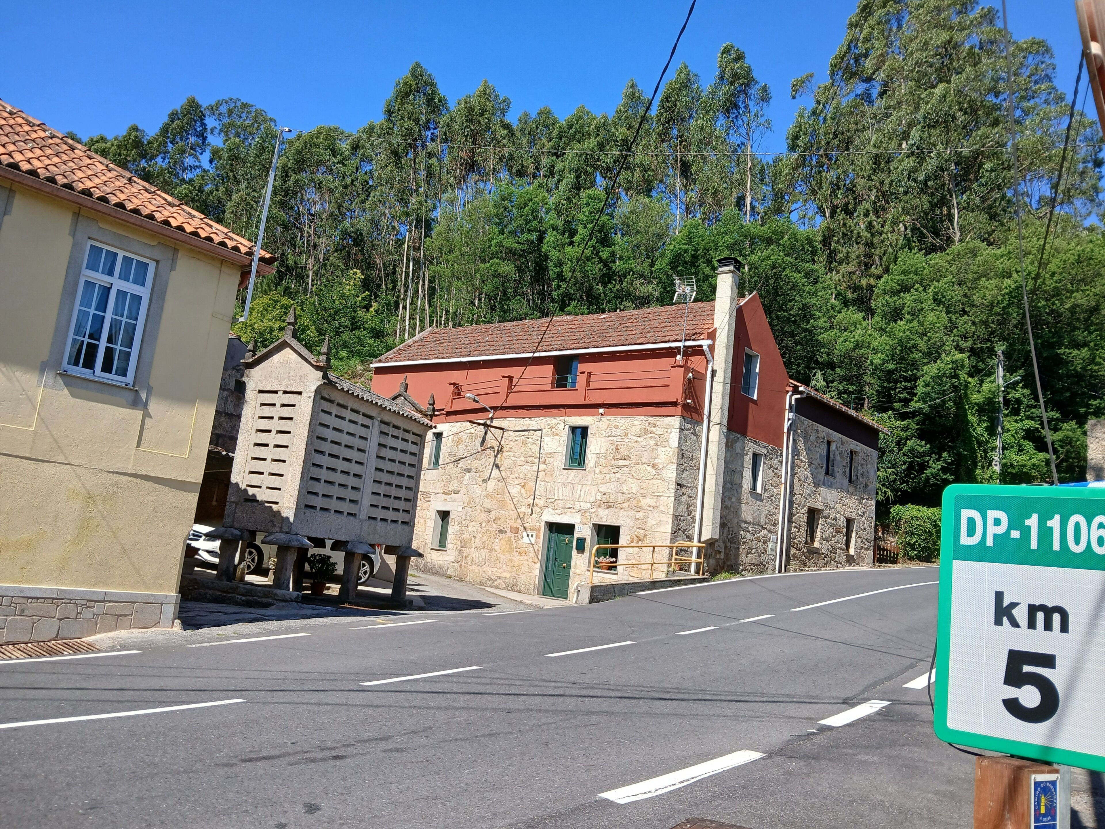 Carretera con una señal de límite de velocidad que indica 5 km/h.