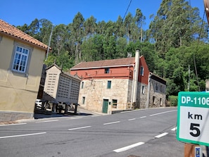 Carretera amb un senyal de límit de velocitat que indica 5 km/h.