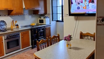 Micro-ondes, four, plaque de cuisson, chaise haute