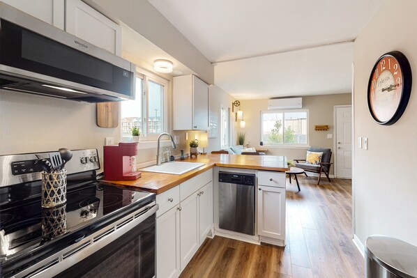 Kühlschrank, Mikrowelle, Ofen, Herdplatte