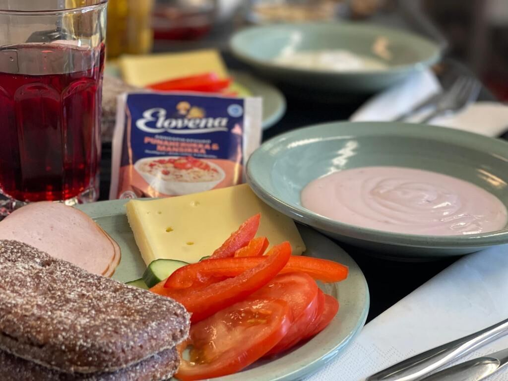 Una mesa con alimentos como pan, queso, tomates y un bol de salsa.