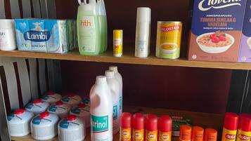 Estantes llenos de diversos artículos del hogar, como pañales, productos de limpieza y alimentos.