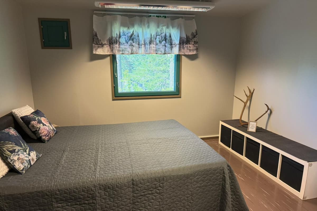 Basic Room, 1 Queen Bed
