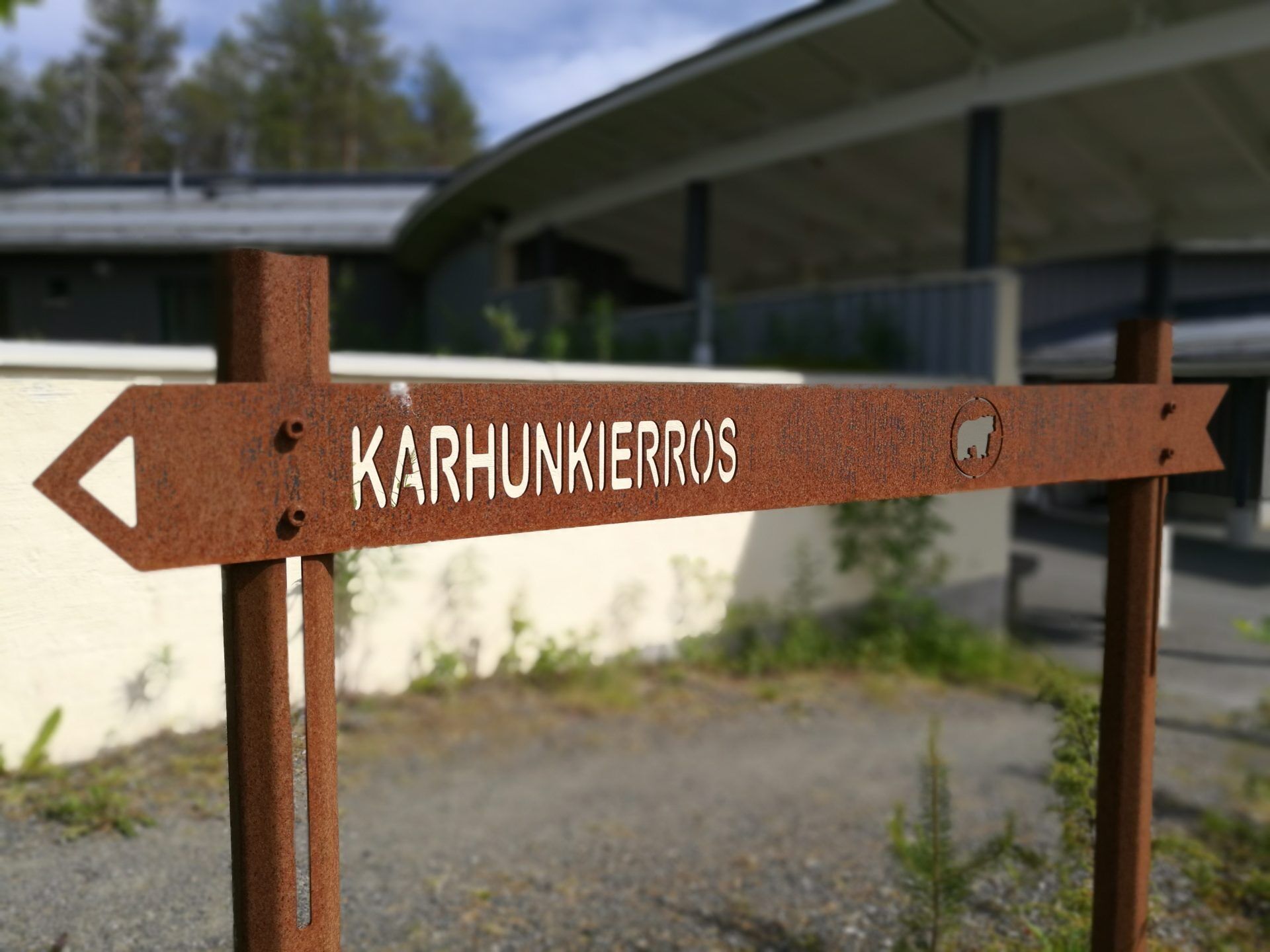 A directional sign with the text "KARHUNKIERROS" pointing to the left.