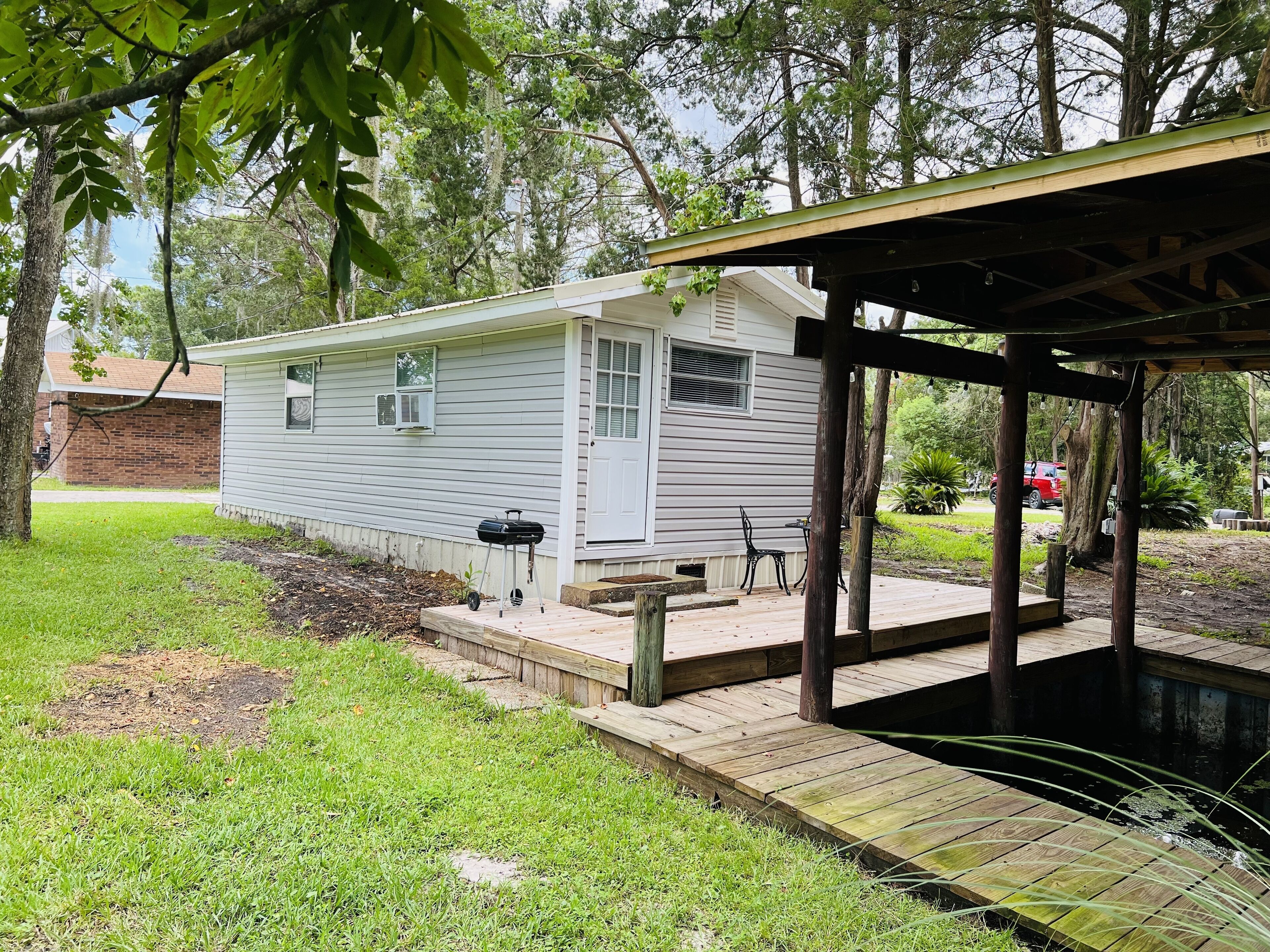 Adorable tiny home on a canal that leads to the beautiful St. John’s River. 