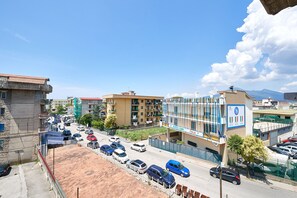 Un edifici de diverses plantes amb un cartell que diu "Napoli Campi Italia".