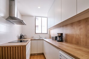 Geladeira, micro-ondas, fogão, cooktop