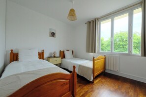 4 slaapkamers, een strijkplank/strijkijzer, reisbedje, gratis wifi