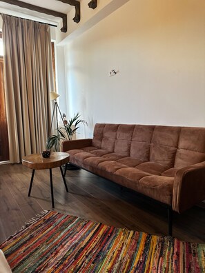 Deluxe Double Room, Mountain View | Living area