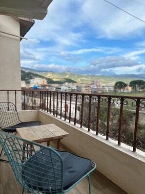 豪華雙人房, 1 張加大雙人床, 山景 | 熨斗/熨衣板、免費無線上網