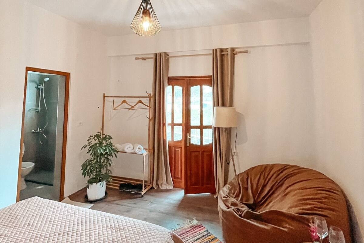 Kahden hengen deluxe-huone, kaupunkinäköala | Silitysrauta/-lauta, ilmainen Wi-Fi