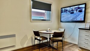 Dining - Cozy Unit in Penguin (Penguin)