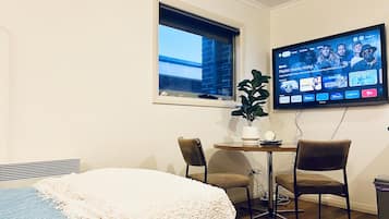 1 habitación, tabla de planchar con plancha, wifi y ropa de cama