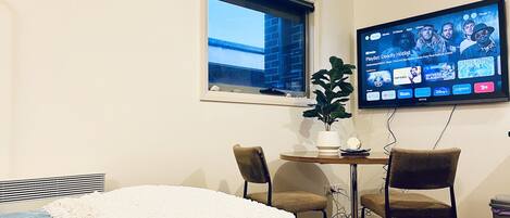 1 habitación, tabla de planchar con plancha, wifi y ropa de cama