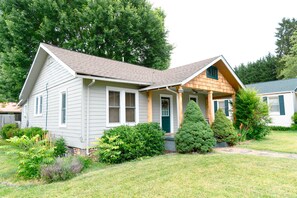 Exterior - 1920s Cottage- Walk to Downtown Waynesville and Hazelwood Village. Pet-Friendly! (Waynesville)