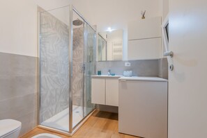 Appartement Standard | Salle de bain | Douche, articles de toilette (gratuits), séchoir à cheveux, bidet