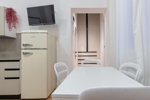 Appartement Standard | Cuisine privée | Réfrigérateur grande capacité avec congélateur, un four